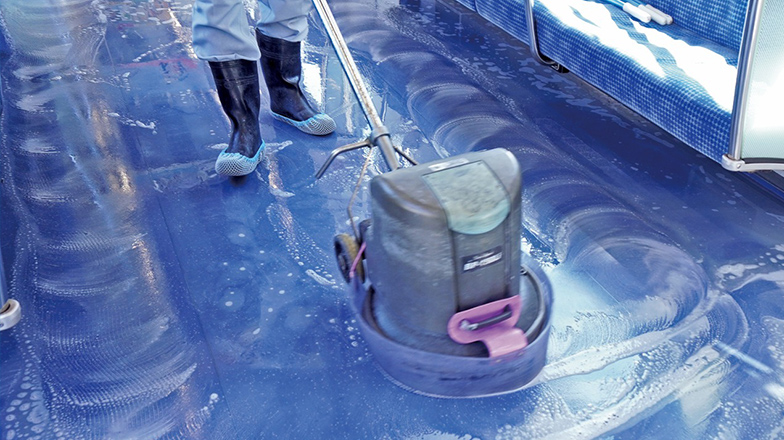 車両客室床清掃の様子